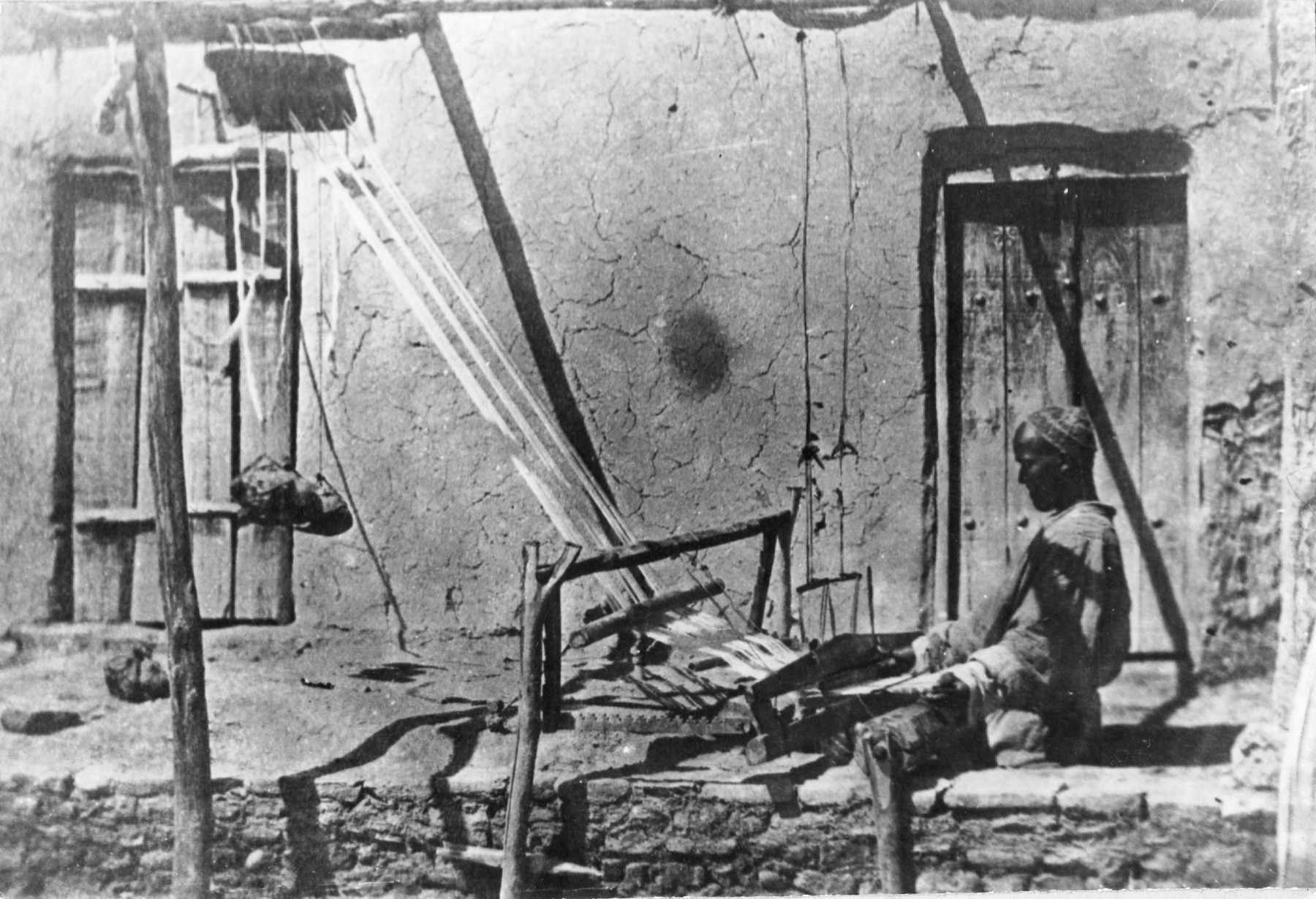 A weaving loom for alacha